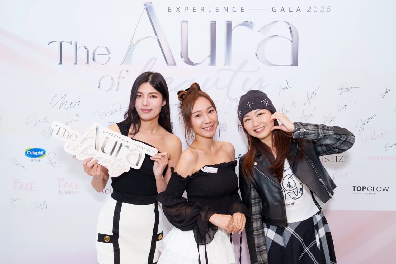 2025 體驗盛典嘉賓於 Aura 簽名牆前合照